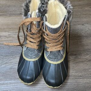 Sporto Deedee Gray and Black Fur-Lined Boots, size 7
